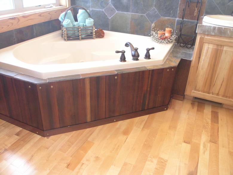 Redwood Picklewood Paneling / This picklewood paneling is a perfect accent for this master bath